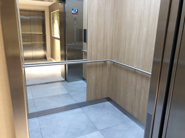 エレベーター内観