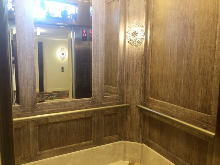 エレベーター内観