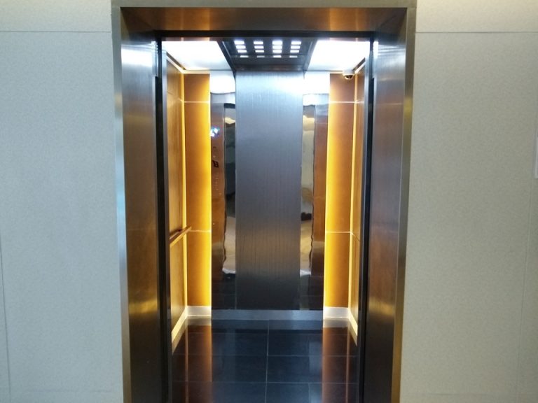 エレベーター内観