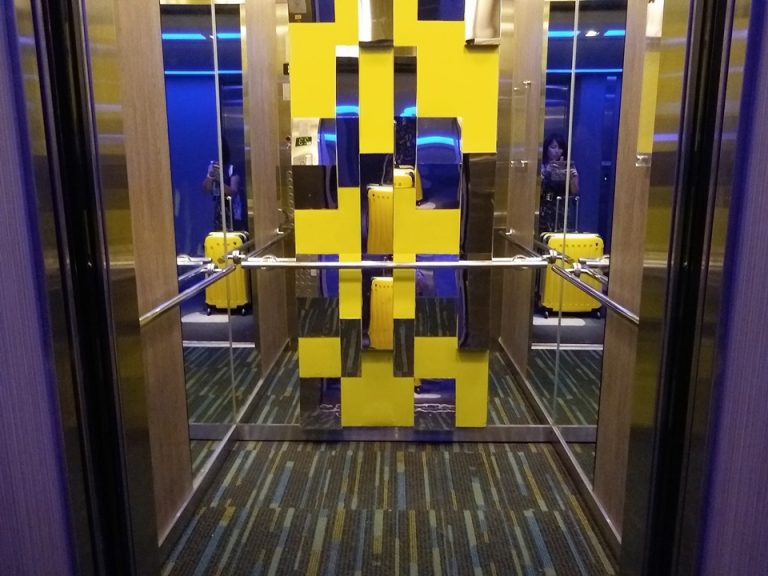 エレベーター内観