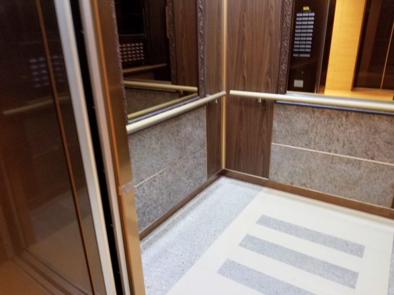 エレベーター内観