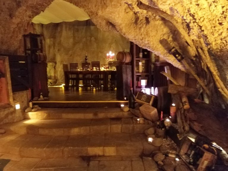 洞窟レストラン3