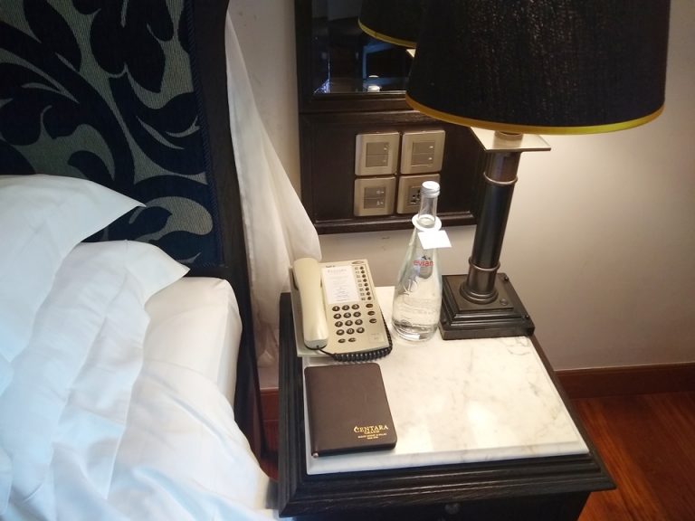 ベッドサイドテーブル