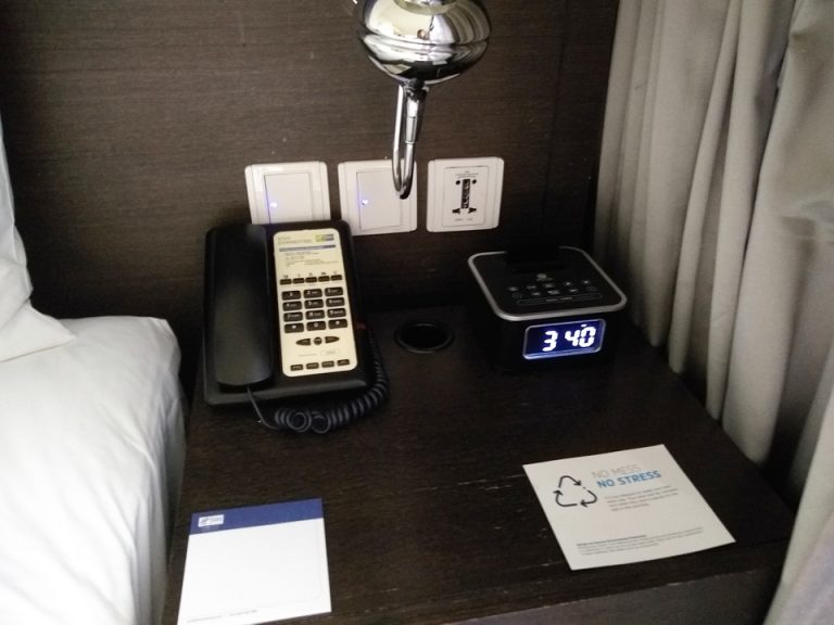 ベッドサイドテーブル