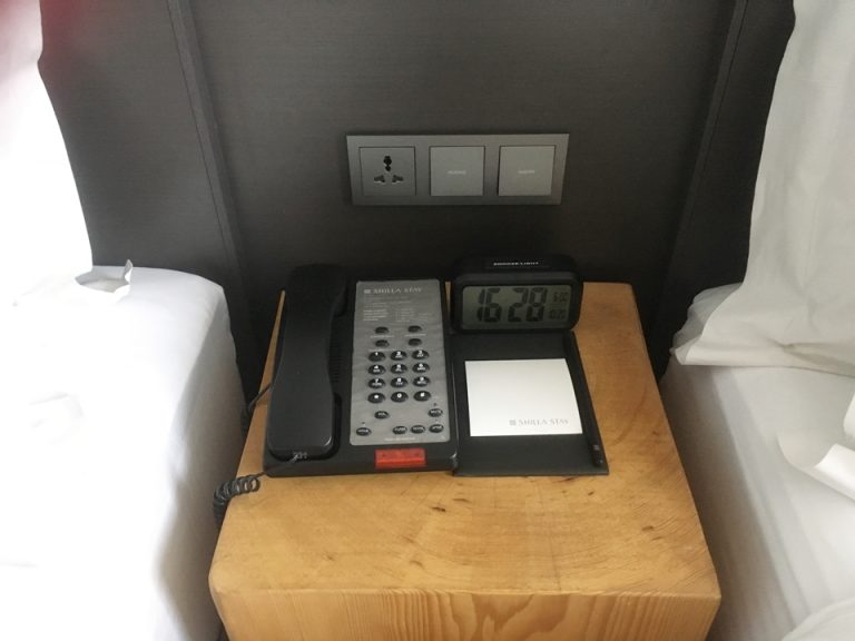 ベッドサイドテーブル