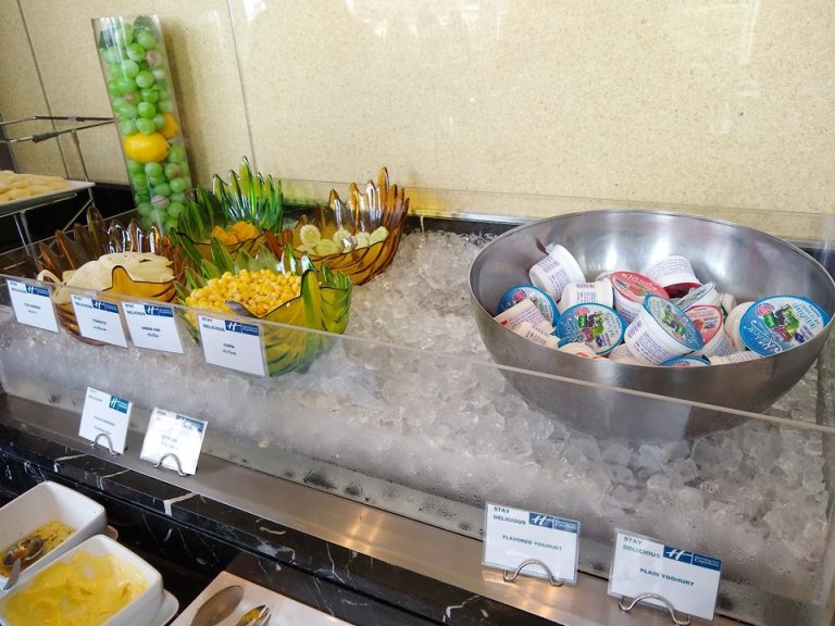 サラダ、ヨーグルト