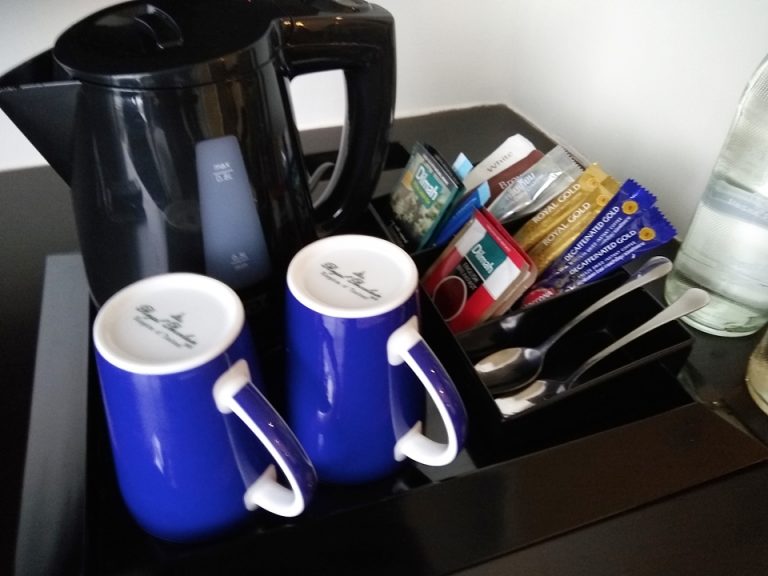 ケットル、カップ、コーヒー等