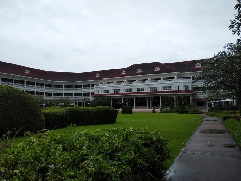 ガーデンとホテル外観