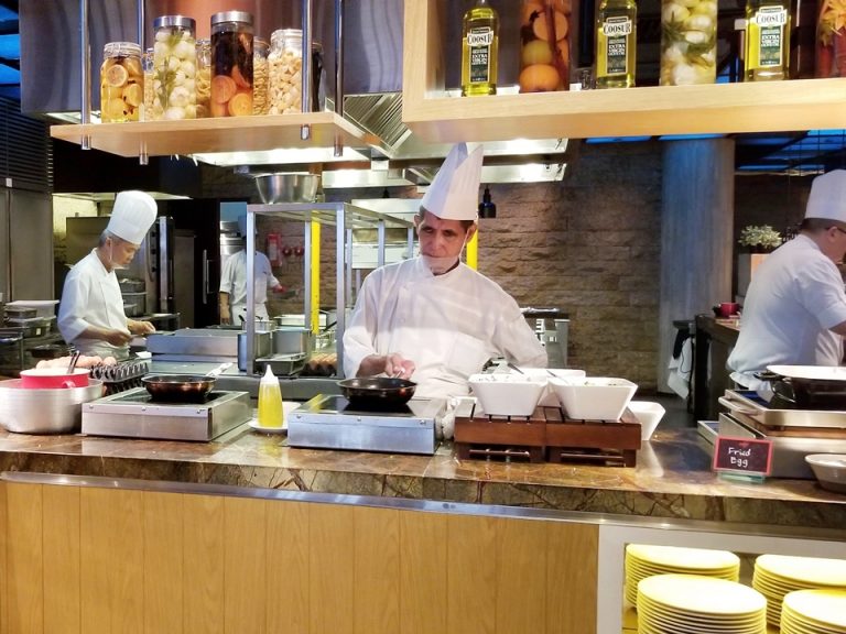 朝食を目の前で調理もしてくれる