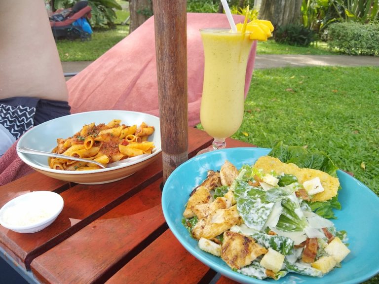 プールサイド食事