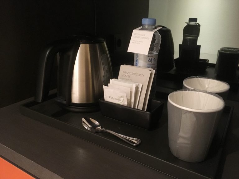 バーカウンター。湯沸かしポット、ティーセット、常温のお水。紙カップ。