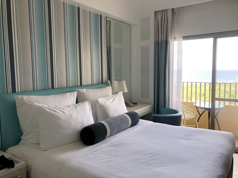 客室全体(入口方向から)