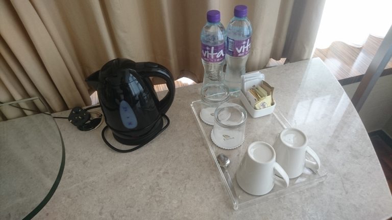 バーコーナー【紅茶やコーヒーなどとコップ】