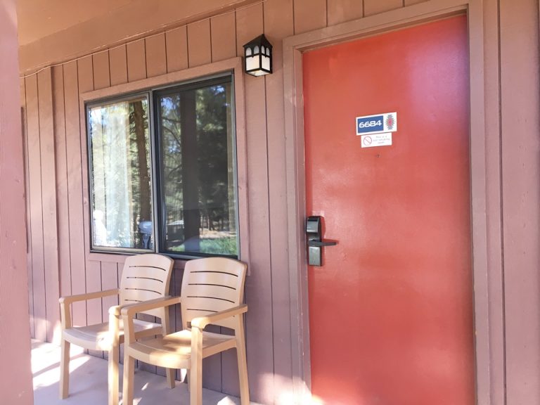 客室入口外観ドア