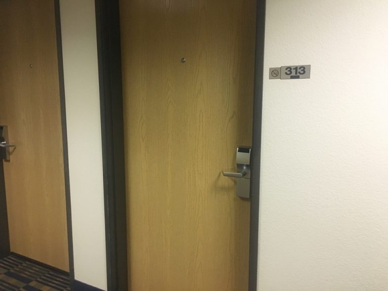 客室入口外観ドア