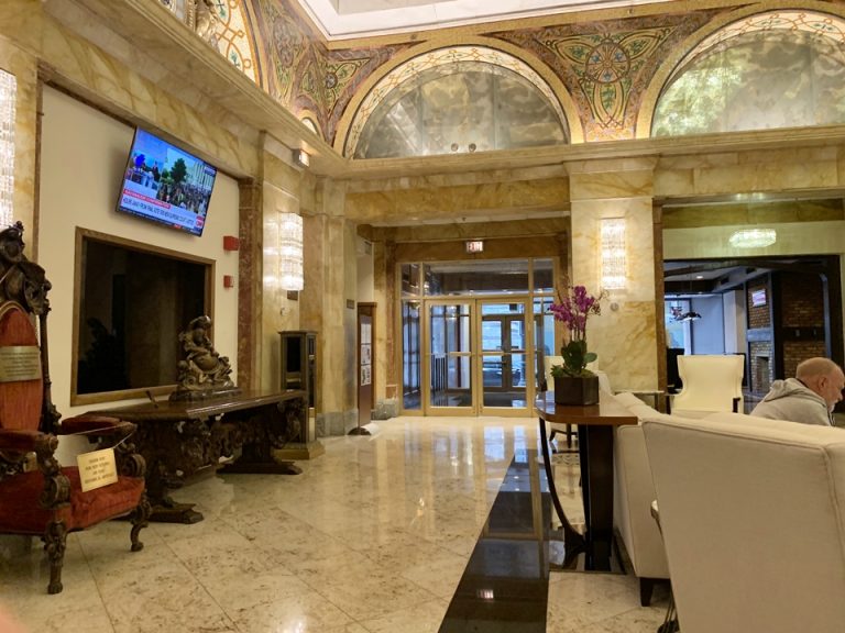 フロント前ロビー