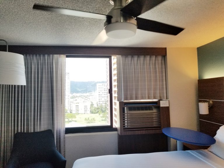 客室入口から見た全体