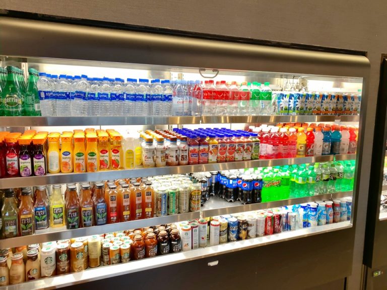 コンビニ内飲料水コーナー