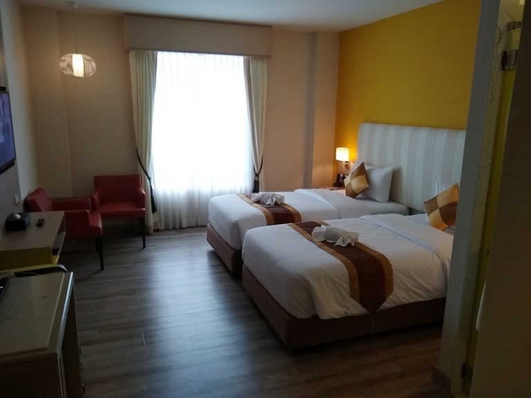 客室全体入口側から