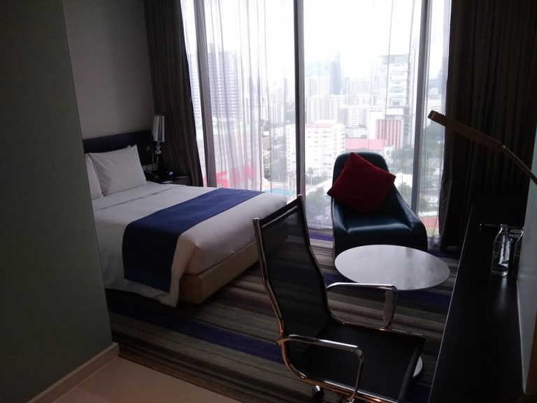 客室全体入口側から