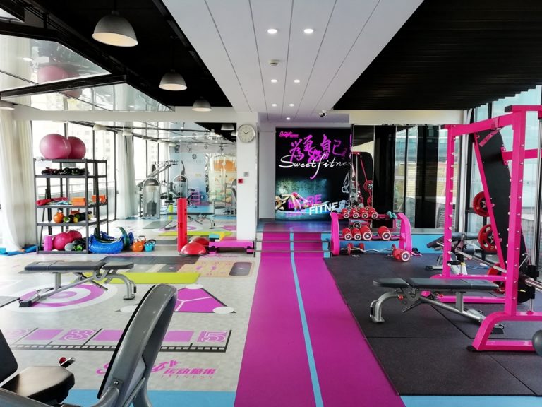 ジム。明るい器具が多かったです。