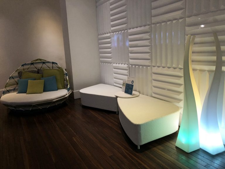 フロントソファ(ロビー方向から)