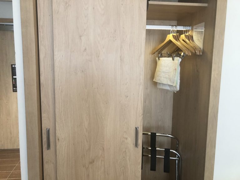 クローゼット外観(開けた状態)