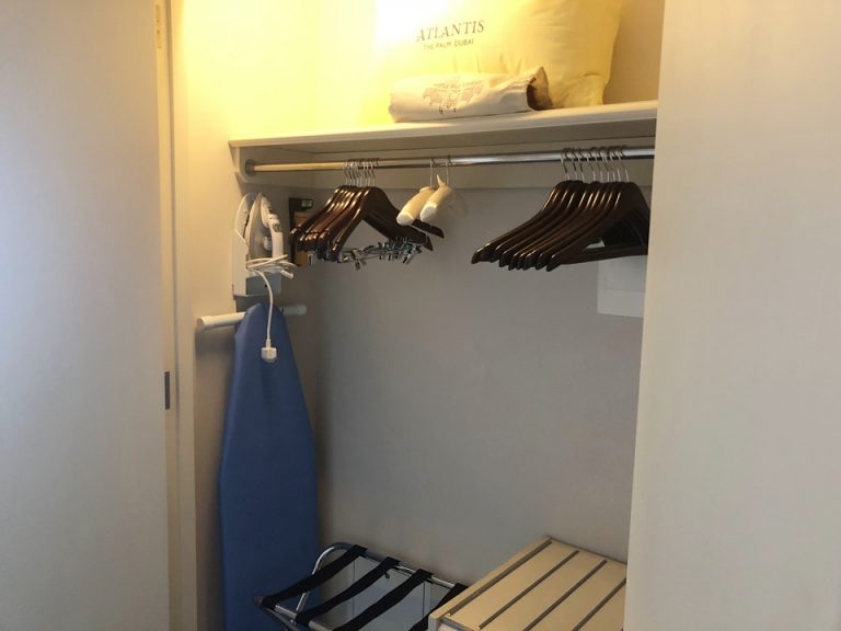 クローゼット外観(開けた状態)