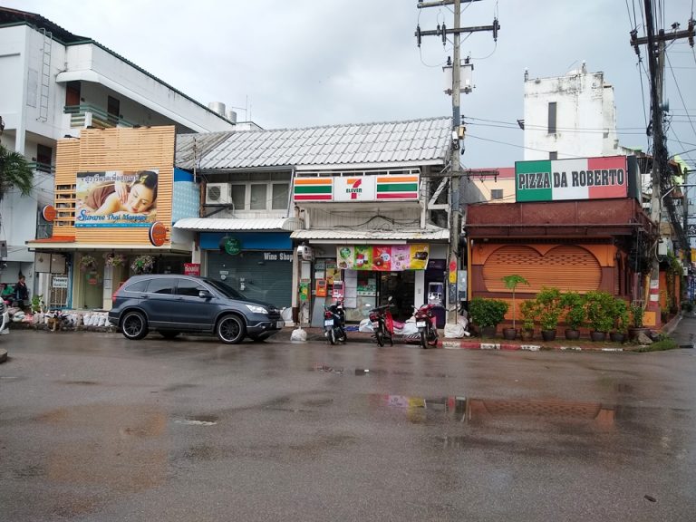 セブンイレブン(徒歩1分)