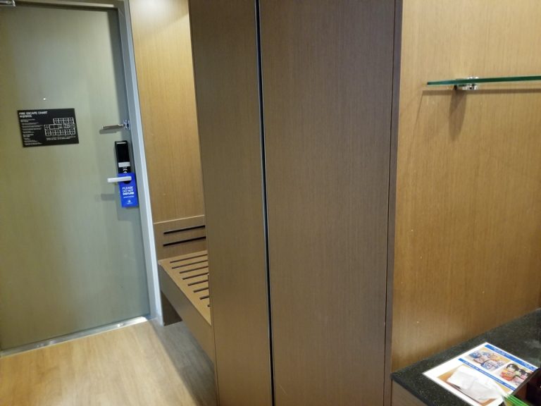 クローゼット外観(とじた)