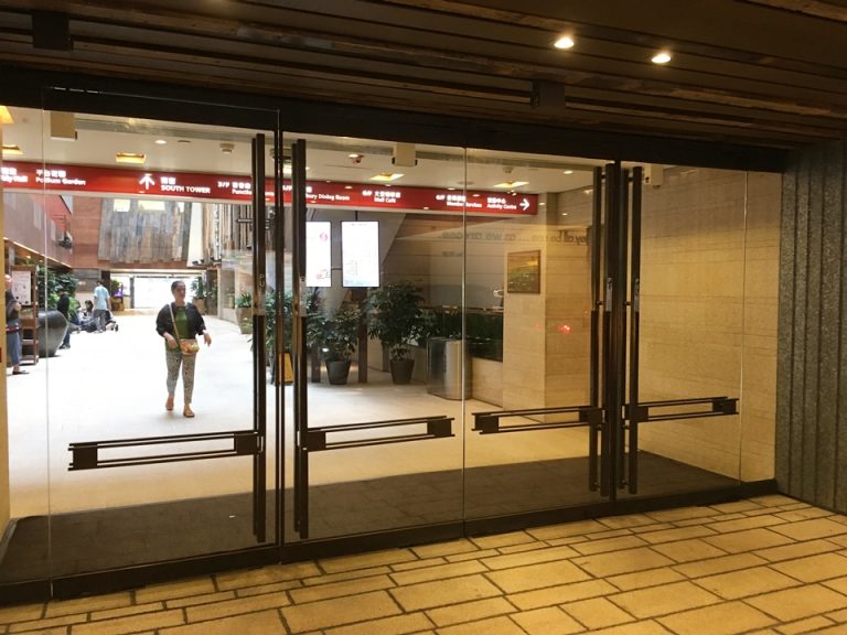 北側エントランス_外側から撮影