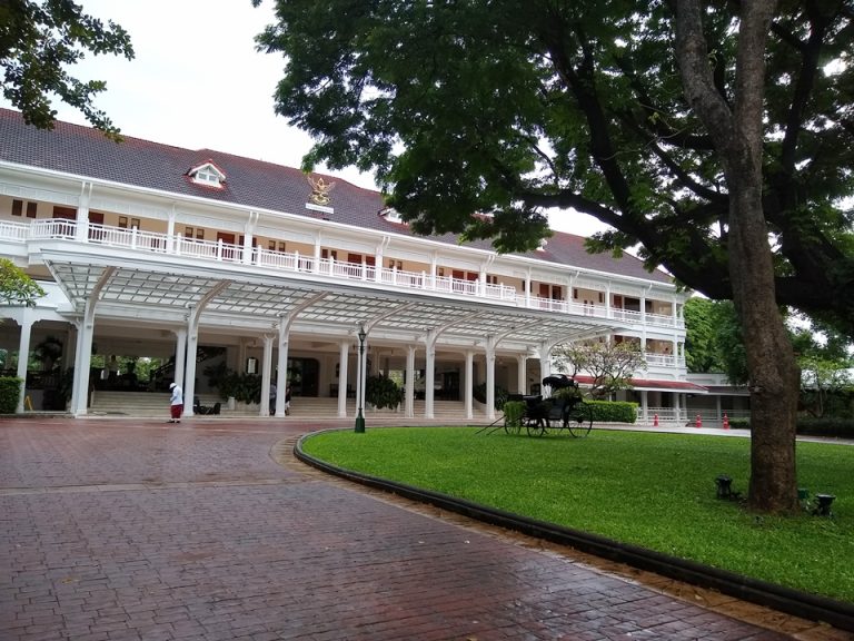 ホテルロータリー、フロントエントランス