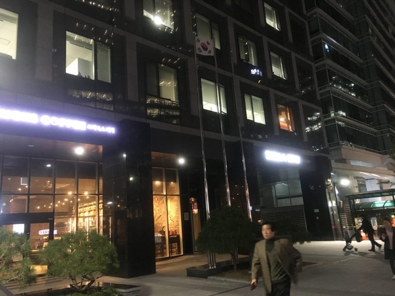 夜のホテル入り口付近