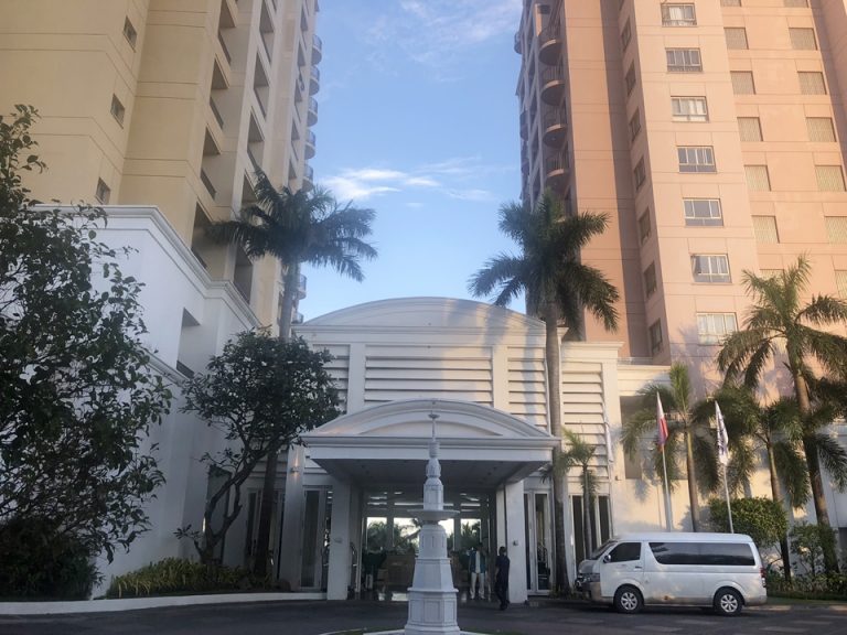 エントランスから見た外観