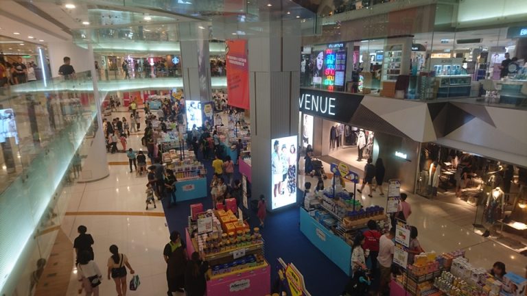 ホテルの近くにあるショッピングセンター