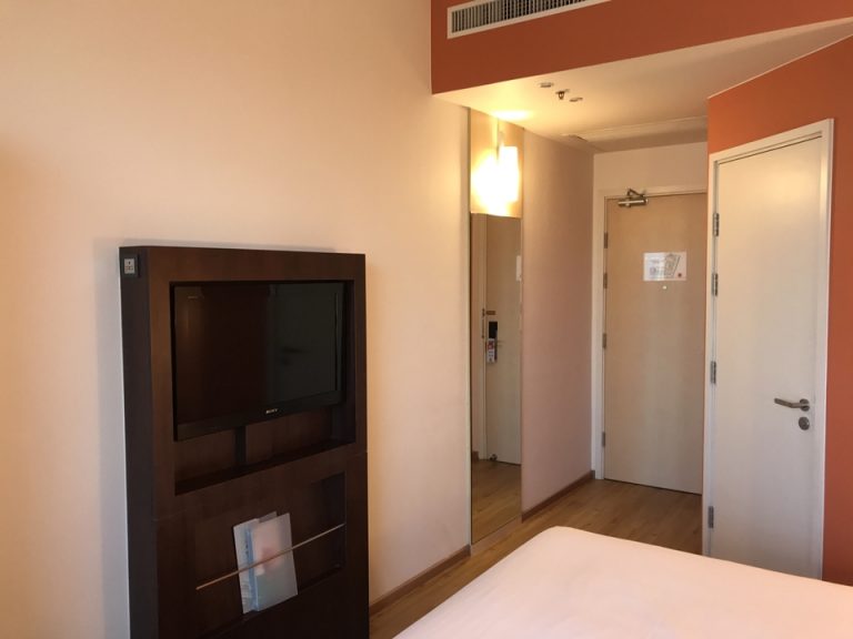 部屋奥から入口