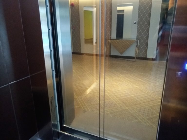 エレベータードア内側から(クリアドア)