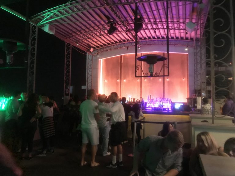 ホテル最上階ルーフトップバー