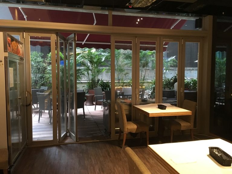 店内風景_奥はテラス席