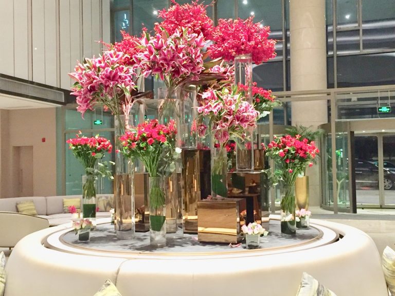フロント前のロビー中央にある花