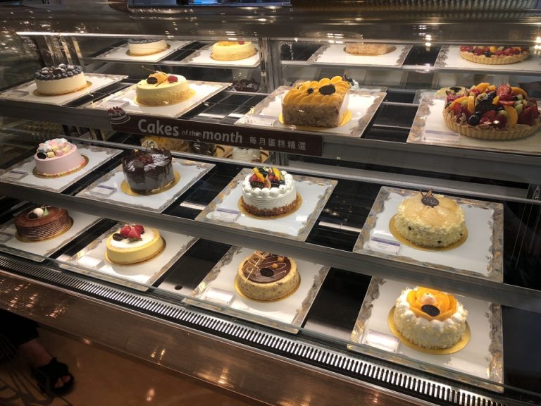 1階ロビー_売店ケーキ