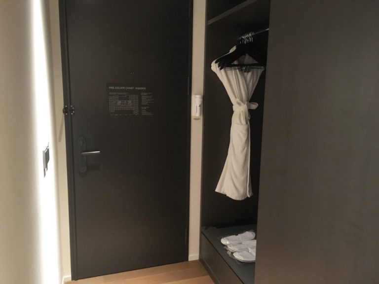 部屋の廊下から入り口側の写真