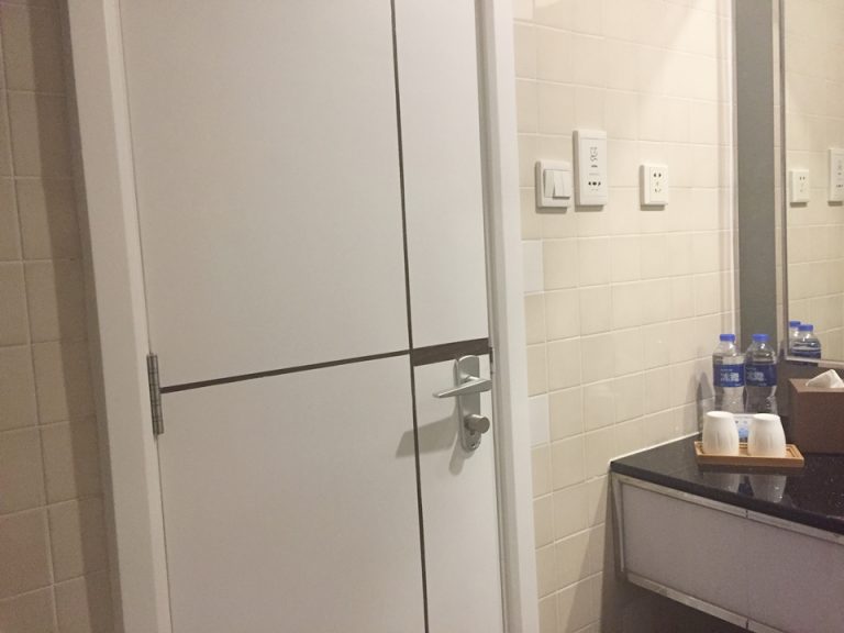 バスルーム内から入り口1