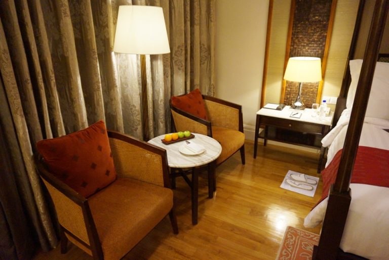 ベットサイド。昼間はチェアの向きを逆にしてベランダの景色を眺めてました