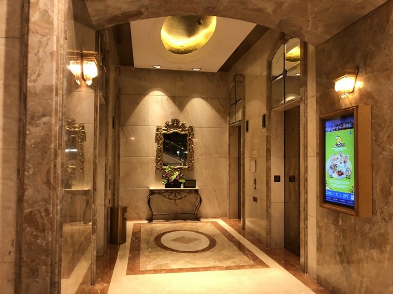 フロント階エレベータホール2