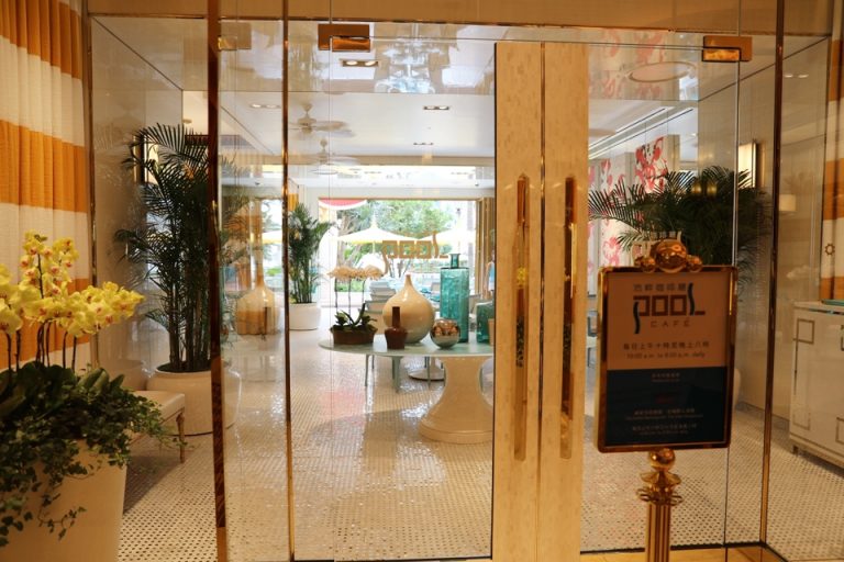 poolcafe door