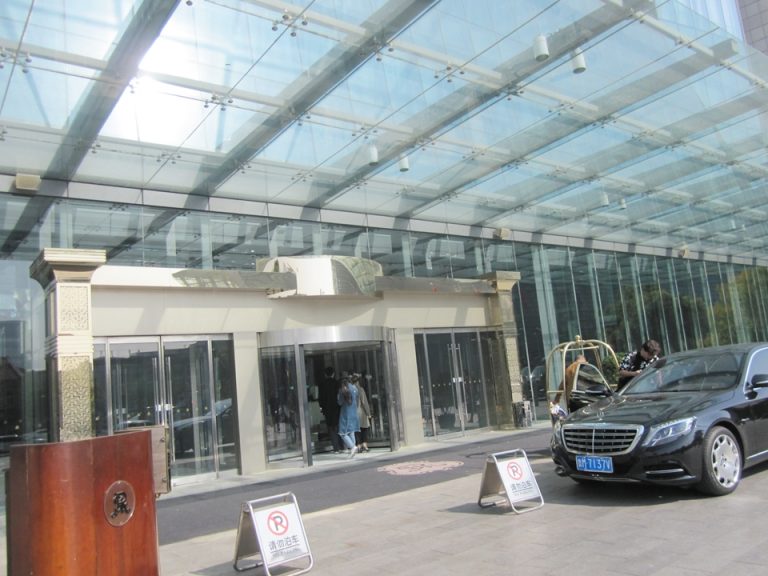 ホテル正面玄関(表側)