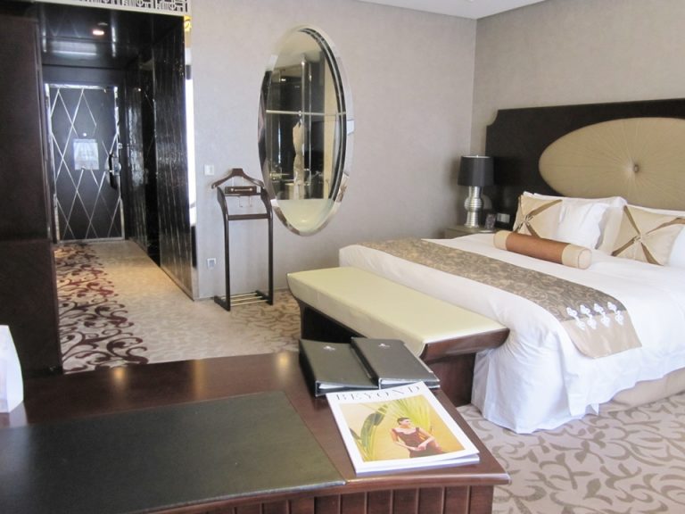 客室全体(窓際デスク付近から入り口方向)