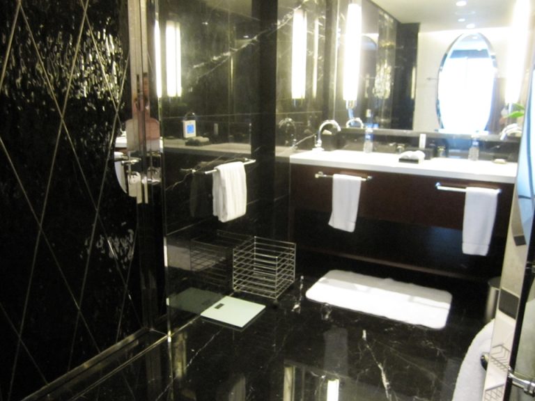 バスタブから洗面台全景