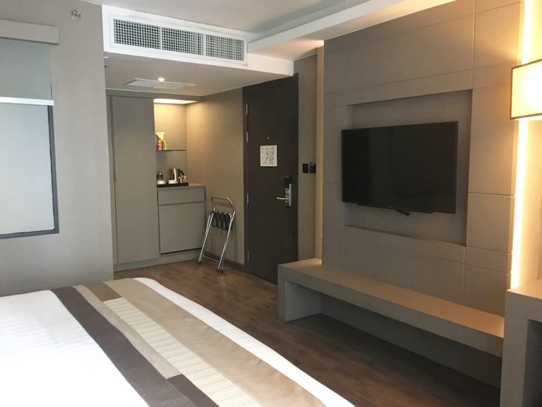 客室全体 入口方向